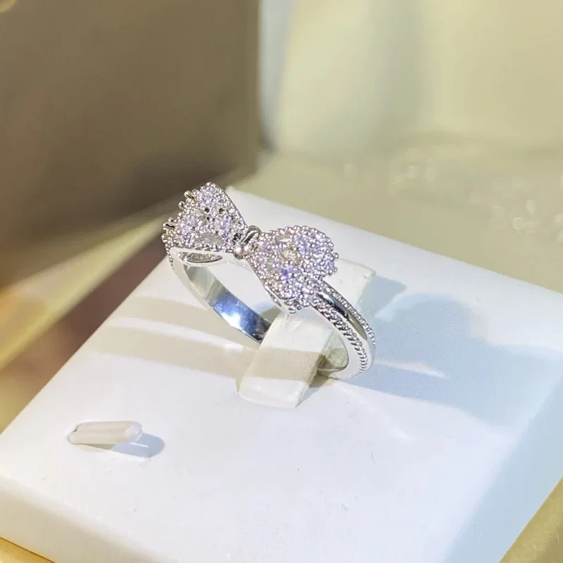 Fancy Bow Ring with Dazzling C - đánh giá và giá Tie Clip Silver