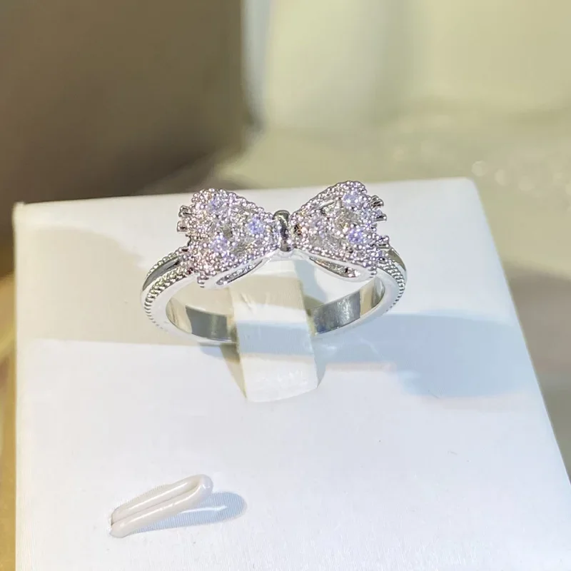 Fancy Bow Ring with Dazzling C - đánh giá và giá Tie Clip Silver