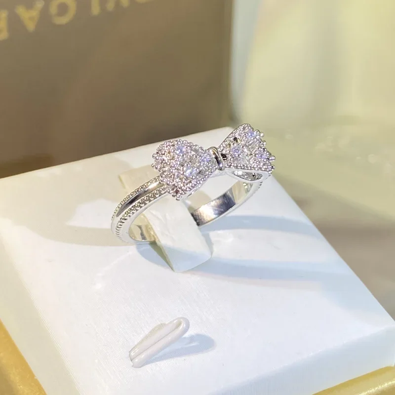 Fancy Bow Ring with Dazzling C - đánh giá và giá Tie Clip Silver